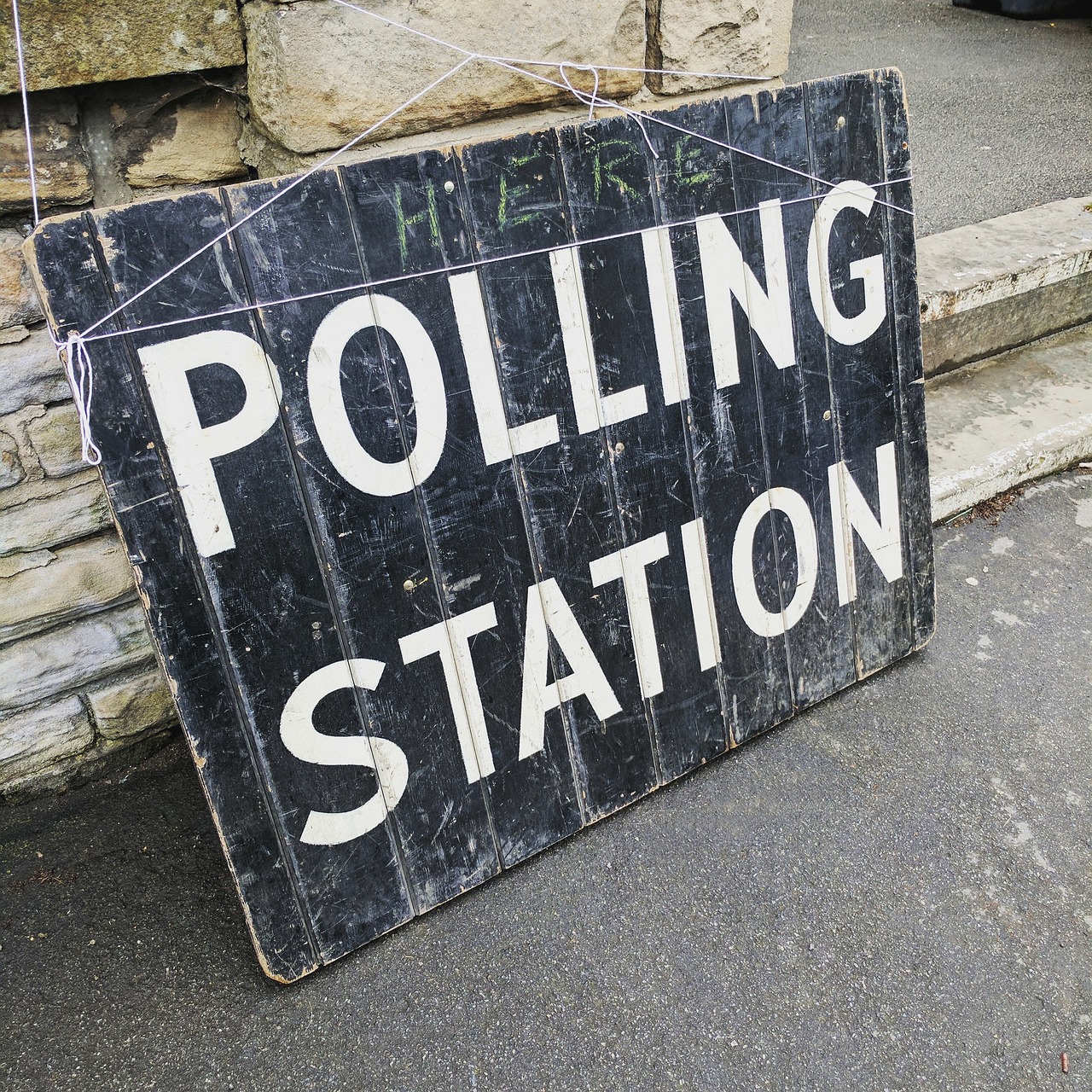 polling-station-2643466_1280.jpg