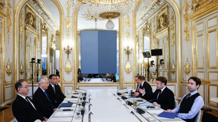 World leaders, tech CEOs gather at AI summit in Paris